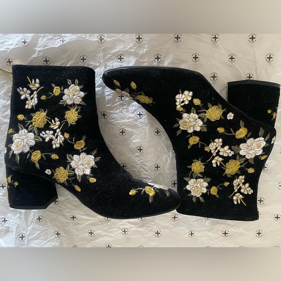 Vintage Shoes - Vintage Embroidered Black Booties with Short Heel